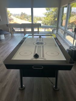 Air hockey table