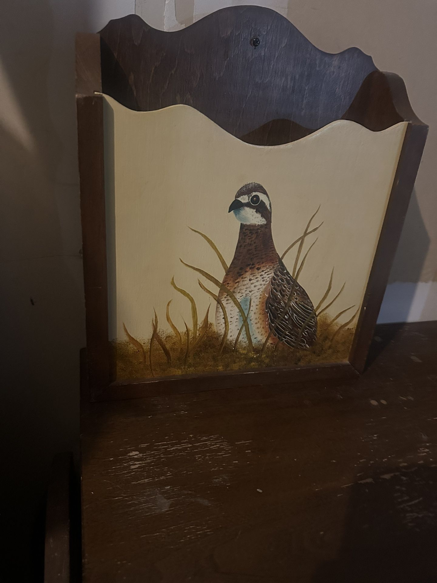 Vintage-style wooden wall basket with a painted bobwhite quail design