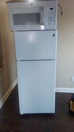Refrigerator and mount microwave