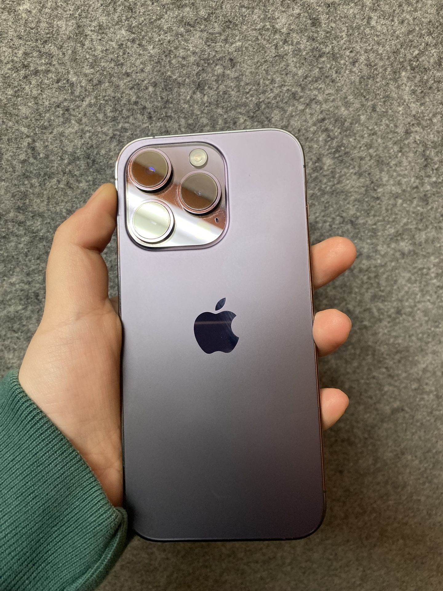 Factory Unlocked Iphone 14 pro 256 gb comes with store warranty