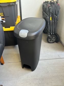 Hefty Step-Open Trash Can Black