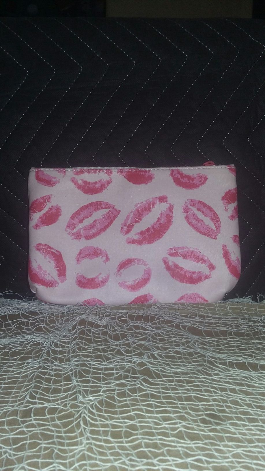 IPSY lipstick kisses makeup bag (NEW)