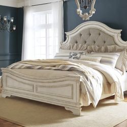 Realyn Chipped White Queen Panel Bed

