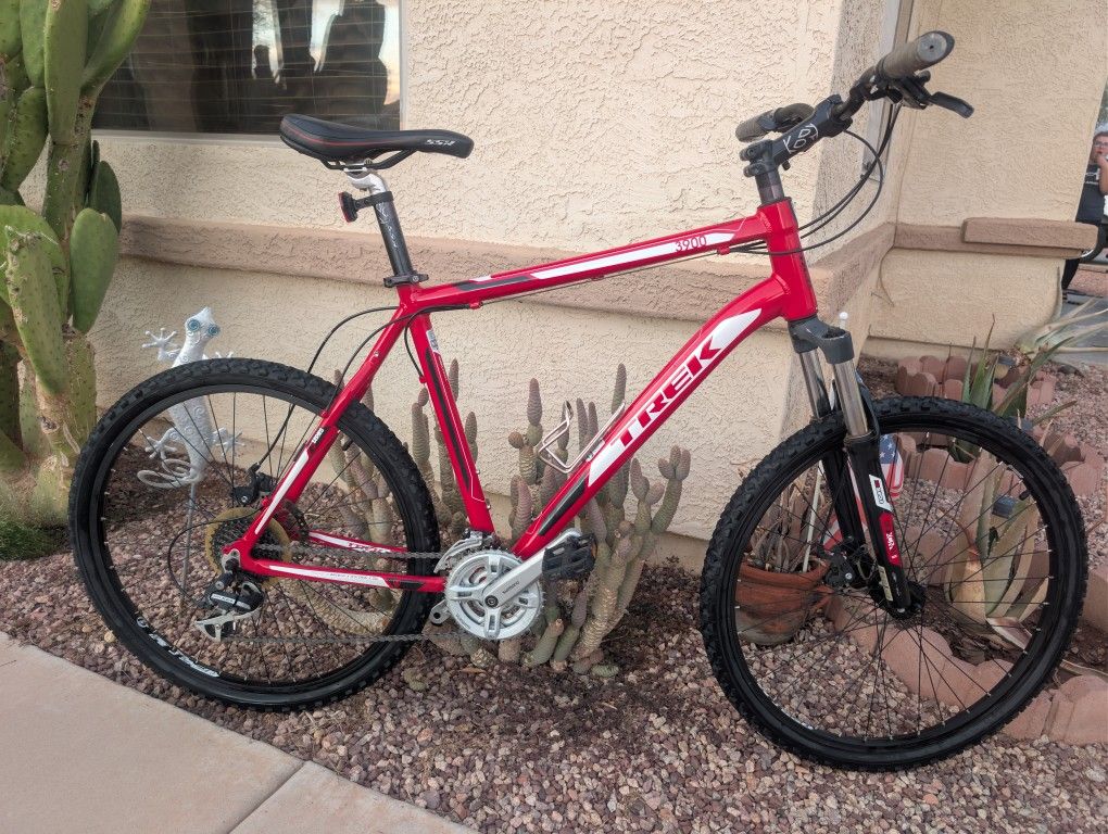 TREK 3900 MENS MOUNTAIN BIKE. (XL). LIKE NEW WITH FRESHLY TUNE UP NEEDS NOTHING READY TO USE IT ๐๐ผ