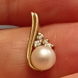 10k Yellow Gold With Fresh water Pearl On Top CZ Diamonds Beautiful Charm