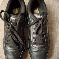 Classic Reebok Tennie Shoes Color Black 