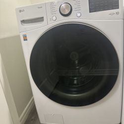  LG 4.5 cu. ft. Front Load Washer with TurboWash 360°