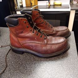 RED WING. STYLE 202 SUPER SOLE BOOT  SIZE. 9   D.   RETAIL PRICE.  235.00.  BUY TODAY    40 BUCKS