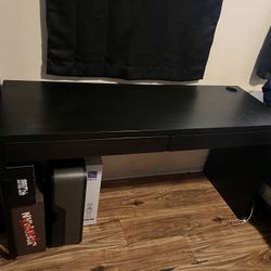 Black Desk 