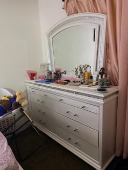 Bedroom furniture set