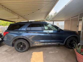 Ford Explorer SUV – Blue with Black Wheels