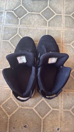 Teen shoes 7 in a half