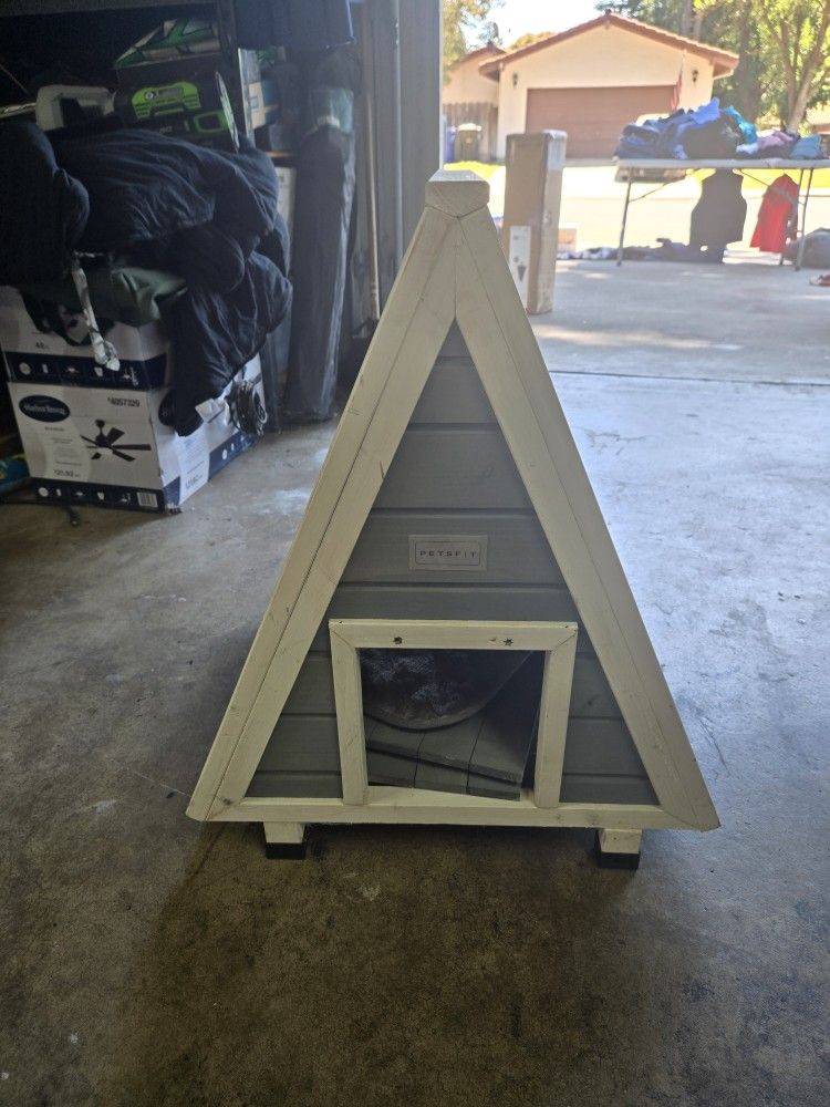 A  Cat House Used But In Really Good Condtion