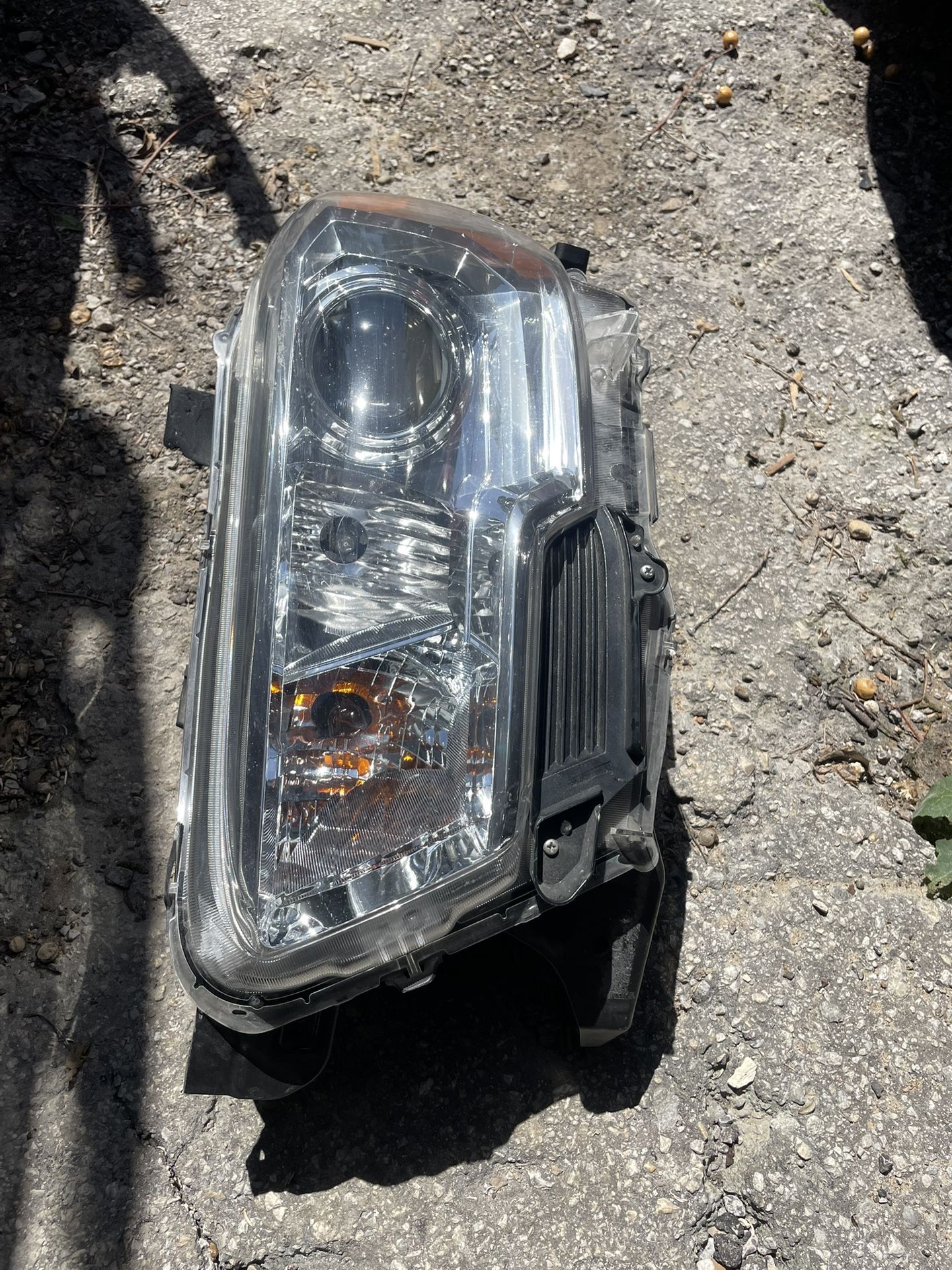 2016 2018 Toyota Tacoma Left Headlight Parts Oem 