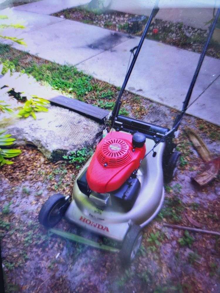 Honda GCV160 Twin Blade Lawn Mower. 