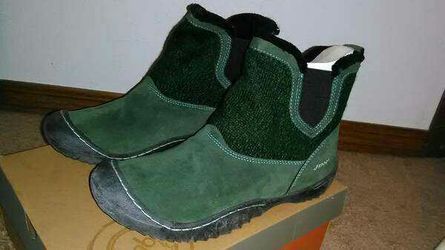 Woman's J Sport Boots! " New In Box w/ tags " Size 8.5 M .