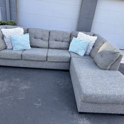 Like New Living Spaces Sectional Couch !! 