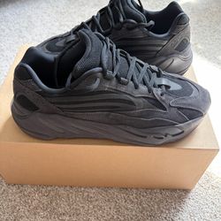 LIKE NEW ADIDAS YEEZY 700 V2 VANTA 10