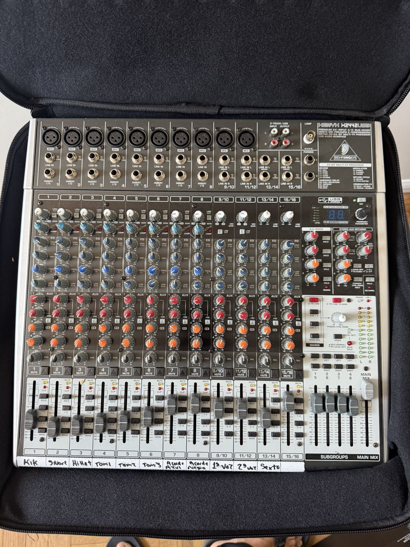 BEHRINGER 16 Channels Mixer