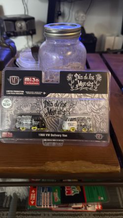 M2 Machines CHASE 1960 VW Delivery Van Dia De Los Muertos MIJO Exclusives 1/500
