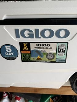 The Igloo Latitude 137 Cans 90 Quart Rolling Cooler in White