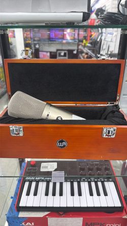 Warm Audio Large Diaphragm Condenser Microphone with Case