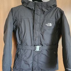 The North Face Girl's/Filles Jacket with hood.