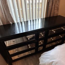 Dresser And Nightstands 