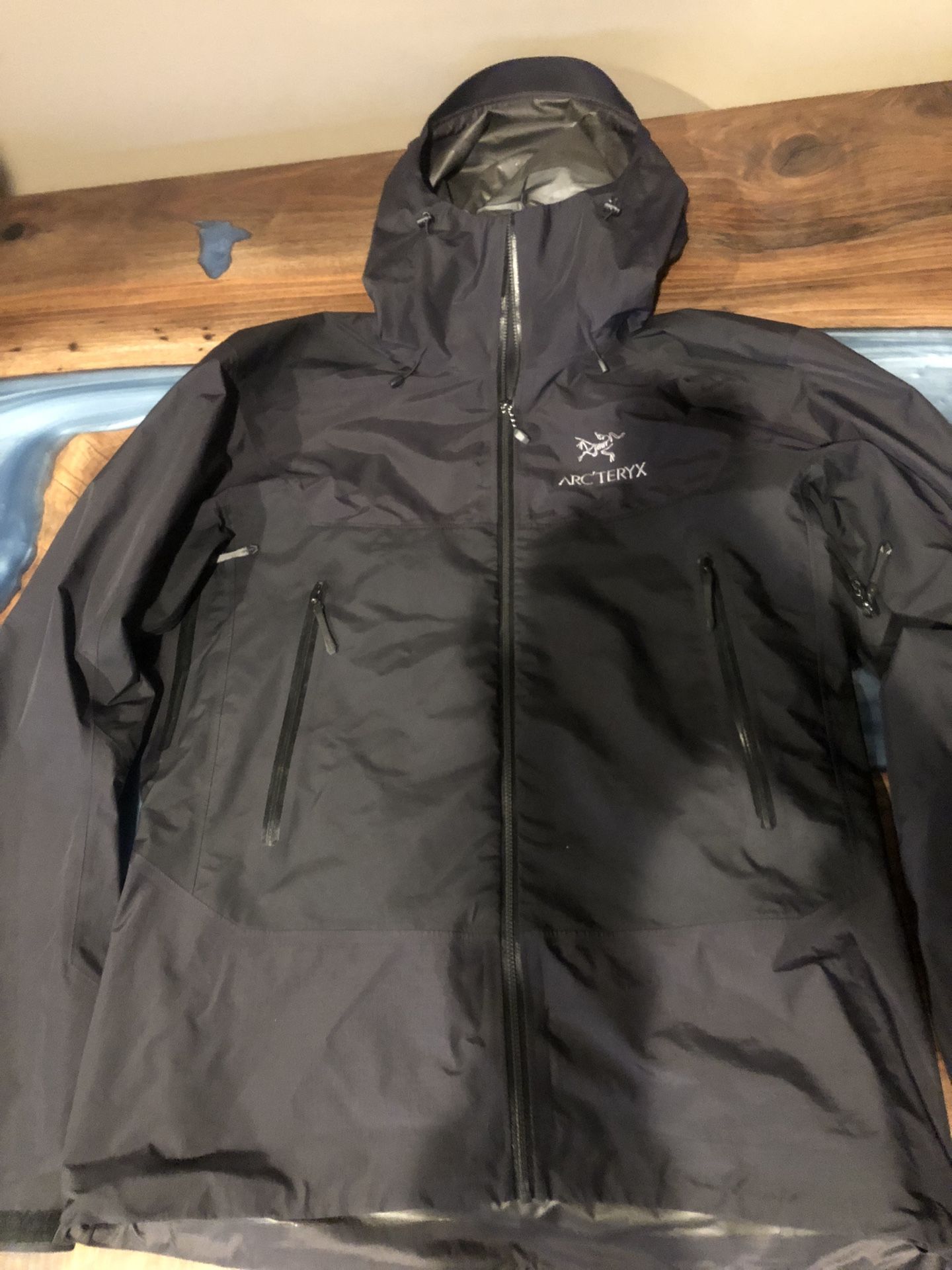 Arc’teryx SL Beta Jacket (Men’s Medium) [Black]