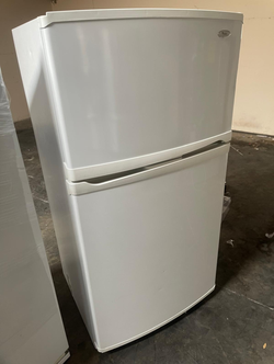 Whirlpool Top Freezer Fridge – White, Ice Maker Ready, Clean