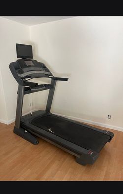 FREE MOTION 890 COMMERCIAL TREADMILL ( EXCELLENT CONDITION AND DELIVERY AVAILABLE TODAY)