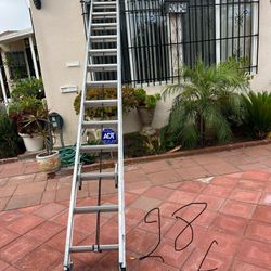 Escalera de 28 pies de aluminio casi nueva 
