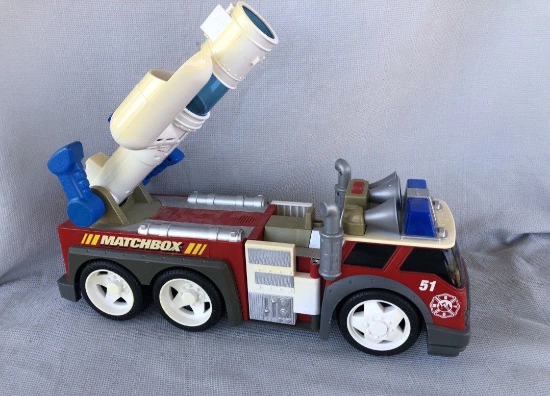 Matel Matchbox Large TRUCK Lights/Sounds 2001 Mattel Shoots Balls.