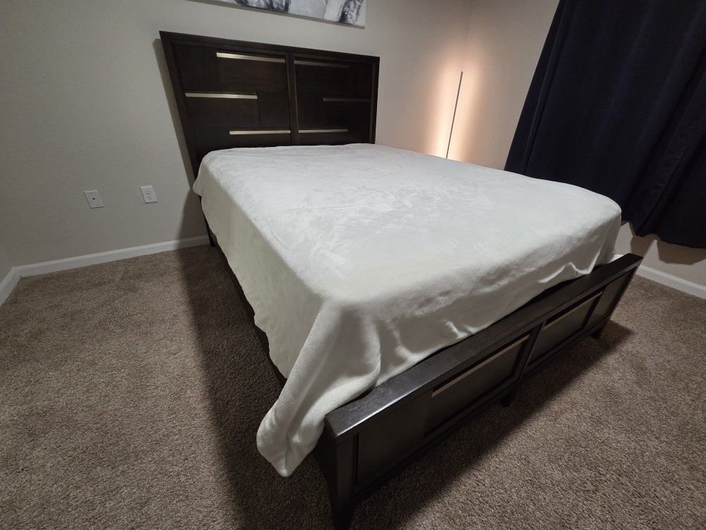 Wooden Queen Bed Set w/ Nightstand - Lighly used