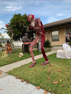 7 Ft CREEPY TOWERING CLOWN Halloween Animatronic