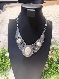Se vende 9 collates de mujer 3 de ellos a juegos con aretes usados y algunos nuevos pido $18 por todos son de paparazzi