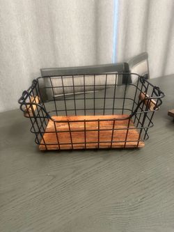 Threshold wood wire basket