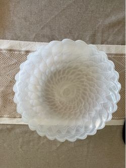 Mariposa Alabaster Large Scallop Rim Bowl