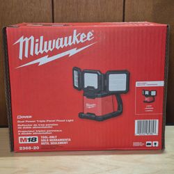 Milwaukee M18 Rover Dual Power Triple Panel Flood Light
