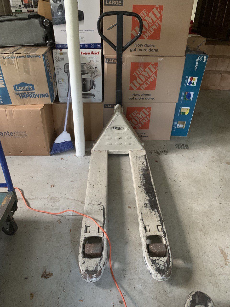 Crown pallet jack