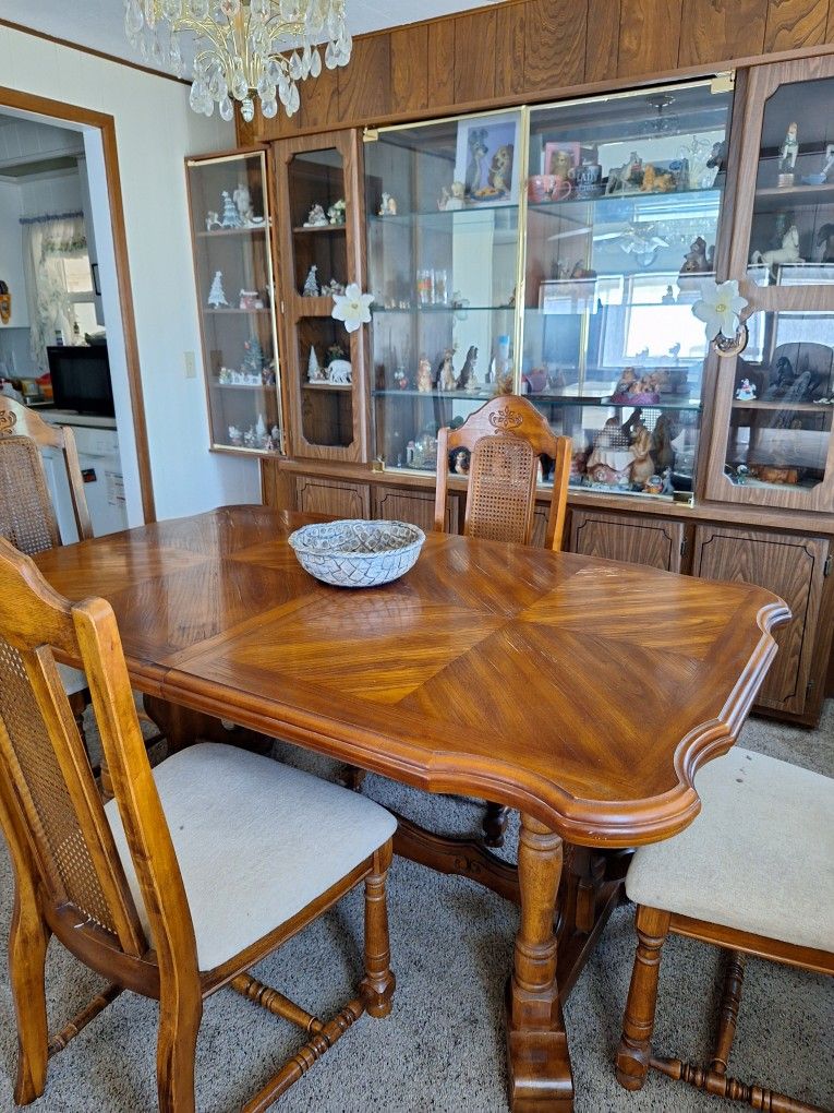 Kitchen Table With 2 Leifs And 4 Chairs