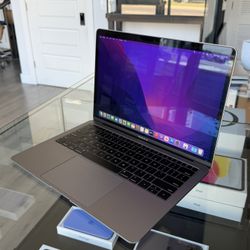 2019 13" MacBook Air Core i5 8GB Ram 256SSD! 30 day warranty! We offer financing!