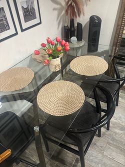 Glass dinning table