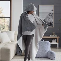 UGG Avery Hooded Throw Blanket -NEW IN PACKAGE