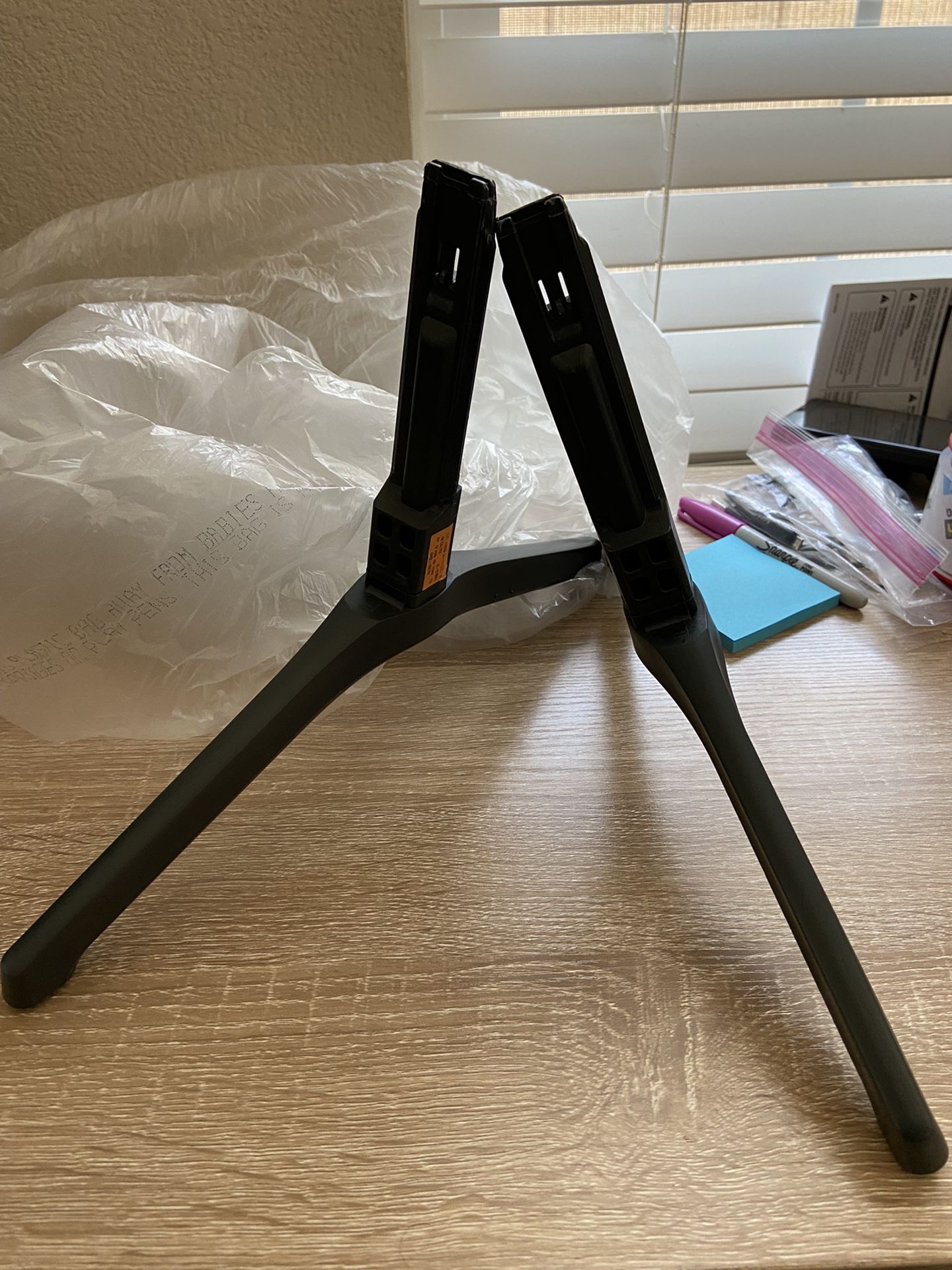 Samsung TU7000 75” Tv feet