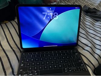 Apple M4 11 inch with Apple Keyboard