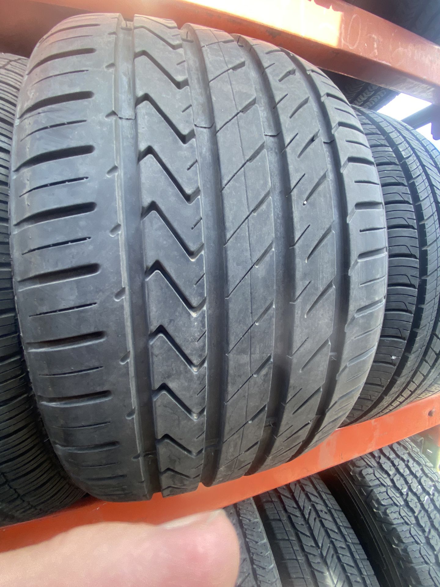 295 25 22 Tire