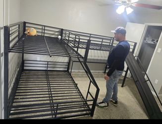 Triple bunk bed