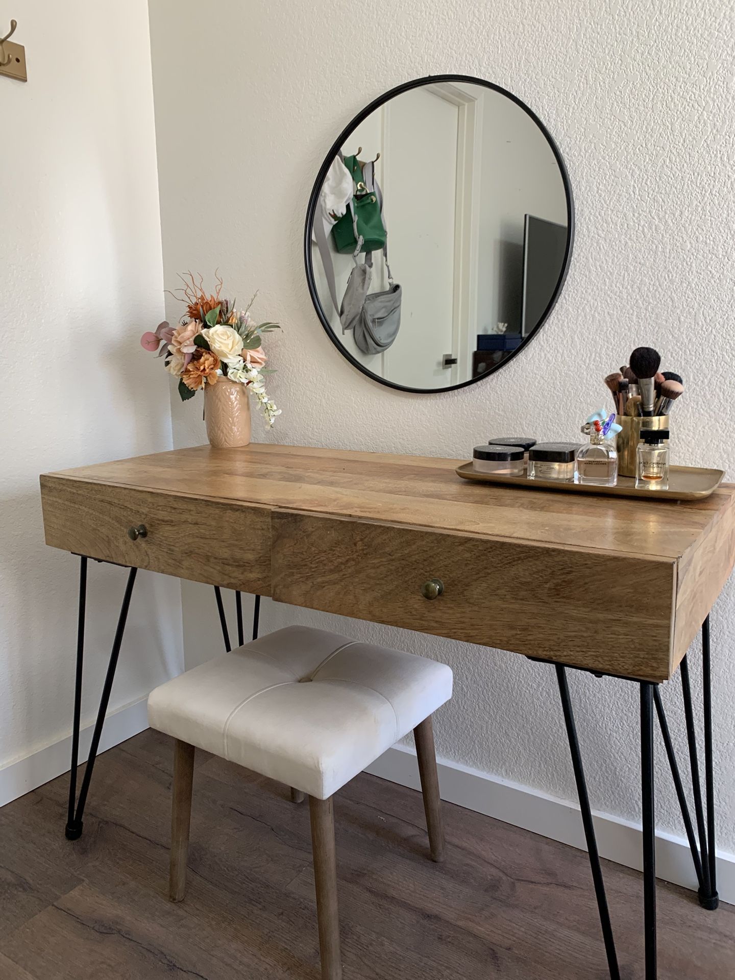 Modern Vanity / Mirror / Chair
