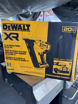 20V MAX XR 16-Gauge Electric Cordless Angled Finishing Nailer Kit